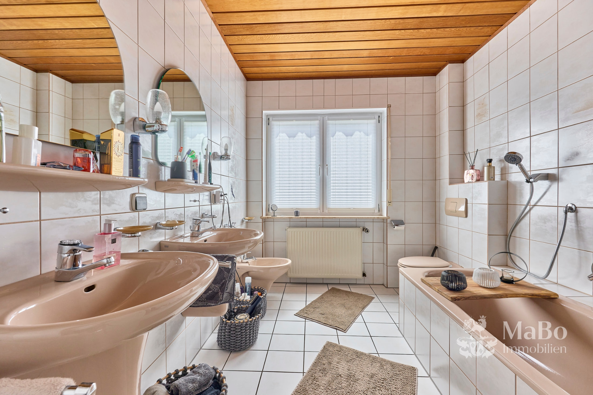 Tageslichtbad mit Wanne und zwei Waschbecken